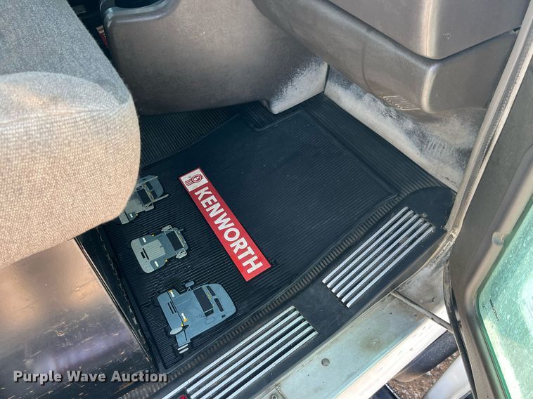 image for item DP2161 2009 Kenworth T800  semi truck