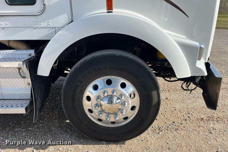 image for item DP2161 2009 Kenworth T800  semi truck
