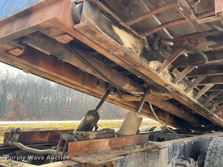 image for item DP2164 1992 Volvo  rollback truck