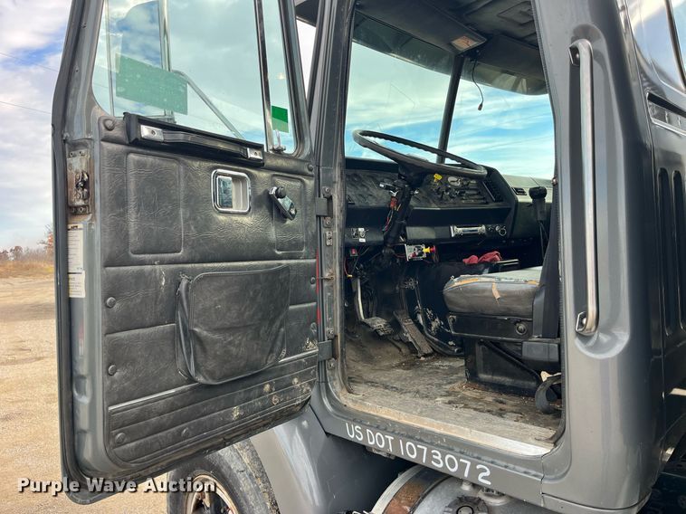 image for item DP2164 1992 Volvo  rollback truck