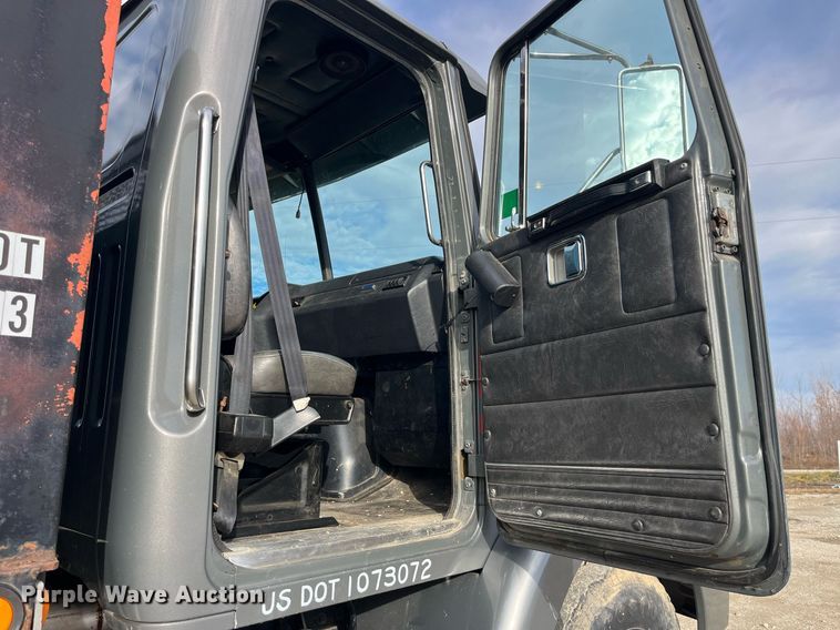 image for item DP2164 1992 Volvo  rollback truck