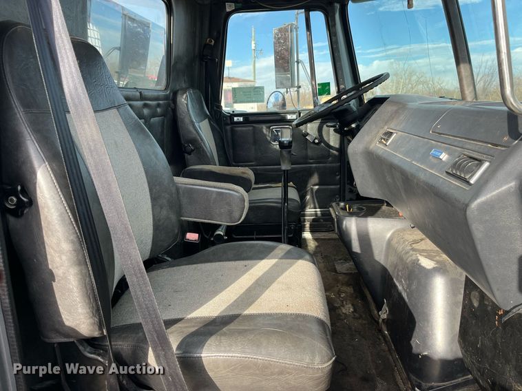 image for item DP2164 1992 Volvo  rollback truck