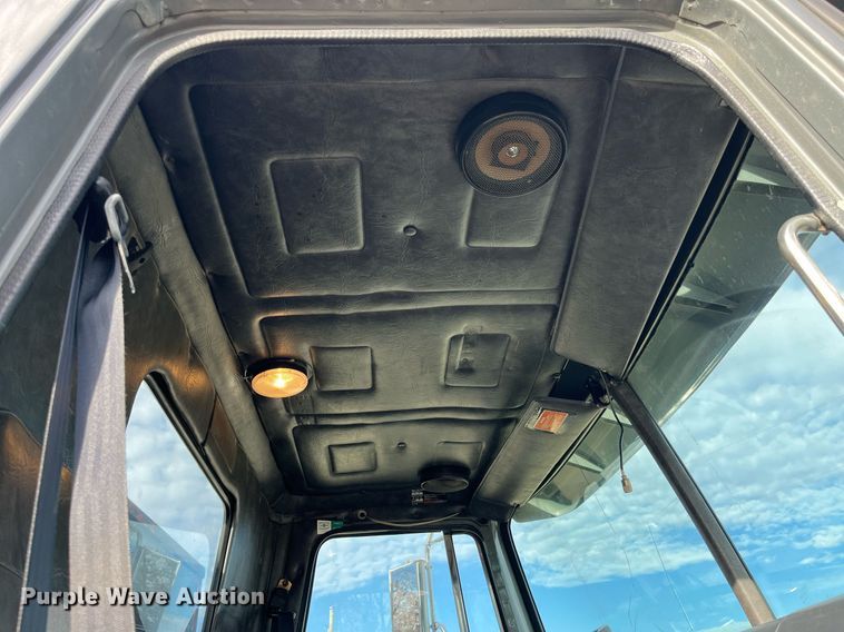 image for item DP2164 1992 Volvo  rollback truck