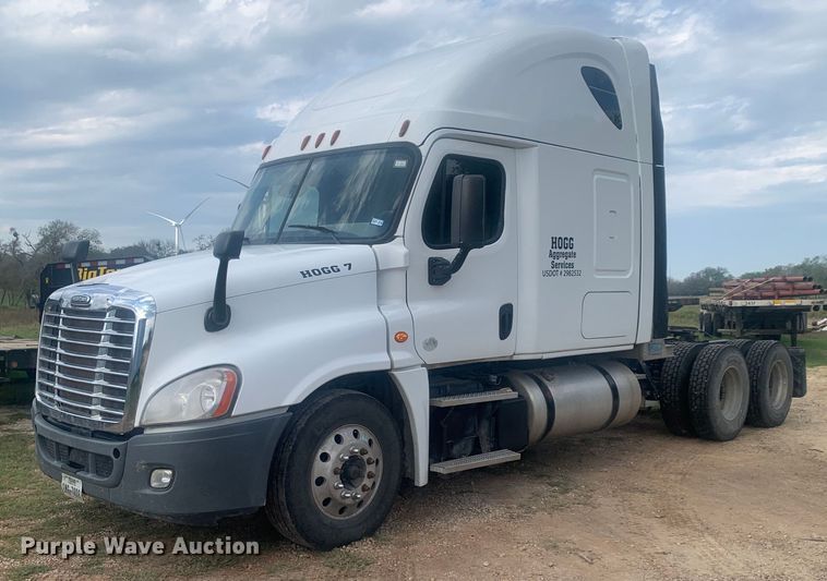 image for item DP8761 2015 Freightliner Cascadia  semi truck