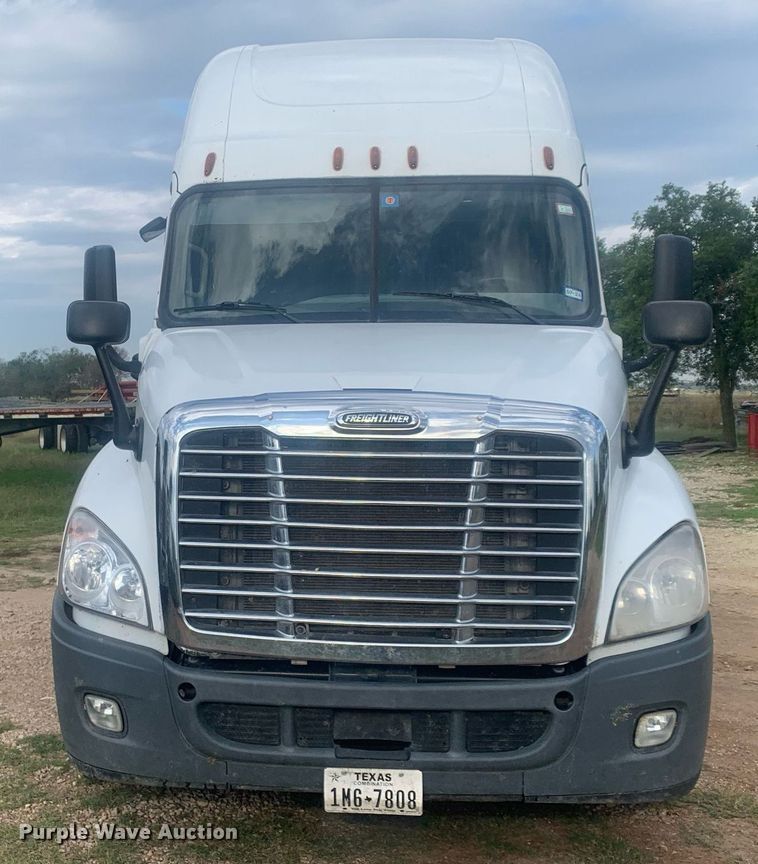 image for item DP8761 2015 Freightliner Cascadia  semi truck