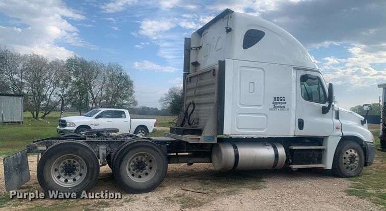 image for item DP8761 2015 Freightliner Cascadia  semi truck