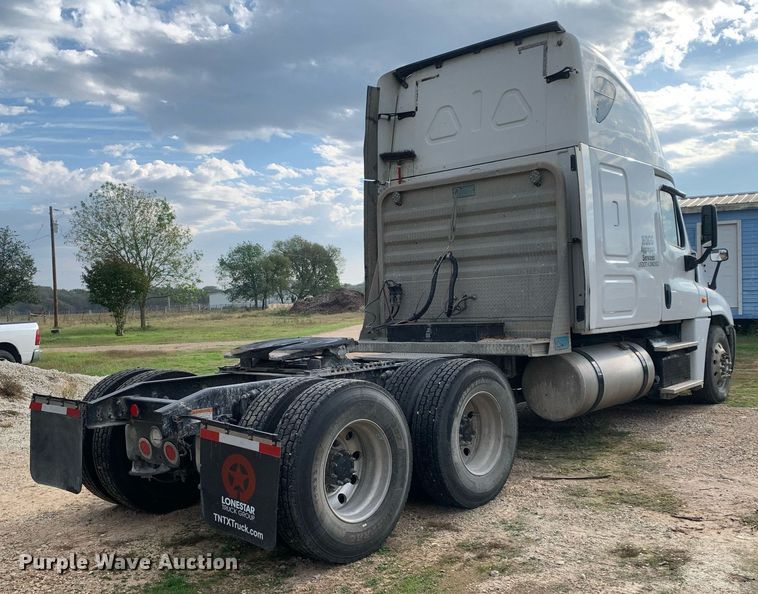 image for item DP8761 2015 Freightliner Cascadia  semi truck