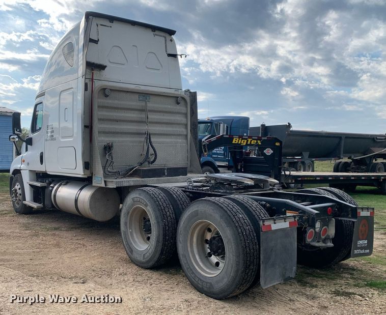 image for item DP8761 2015 Freightliner Cascadia  semi truck