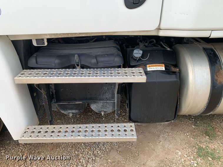 image for item DP8761 2015 Freightliner Cascadia  semi truck