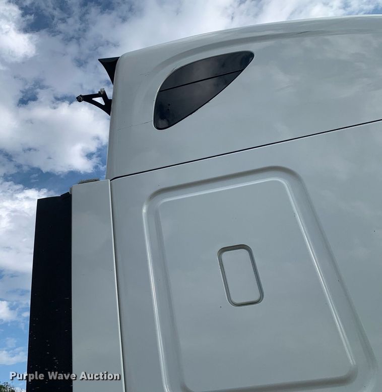 image for item DP8761 2015 Freightliner Cascadia  semi truck