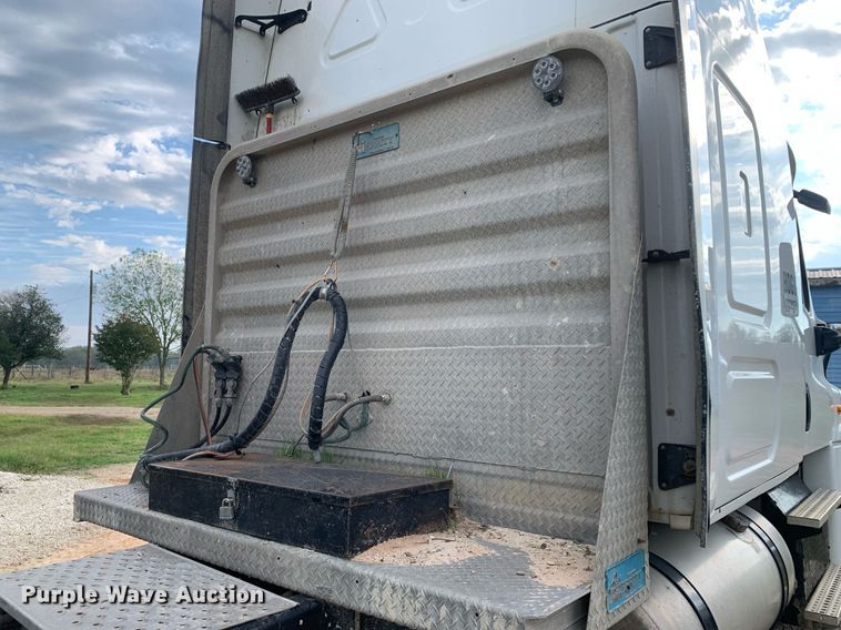 image for item DP8761 2015 Freightliner Cascadia  semi truck