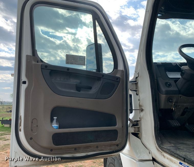 image for item DP8761 2015 Freightliner Cascadia  semi truck