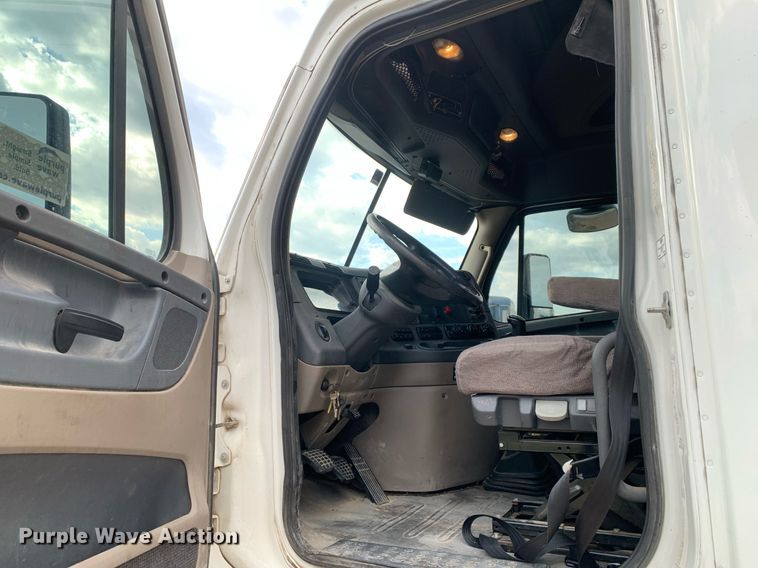 image for item DP8761 2015 Freightliner Cascadia  semi truck