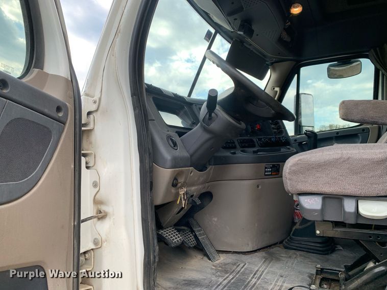 image for item DP8761 2015 Freightliner Cascadia  semi truck