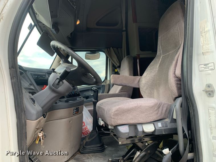 image for item DP8761 2015 Freightliner Cascadia  semi truck