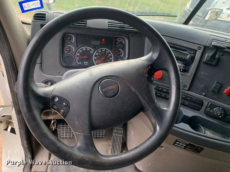 image for item DP8761 2015 Freightliner Cascadia  semi truck