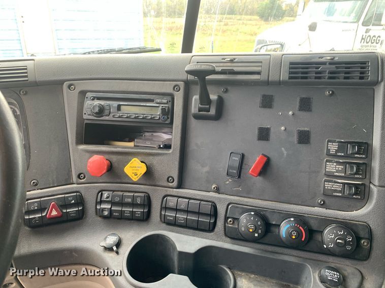 image for item DP8761 2015 Freightliner Cascadia  semi truck