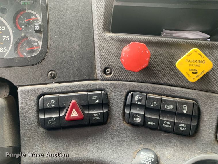 image for item DP8761 2015 Freightliner Cascadia  semi truck