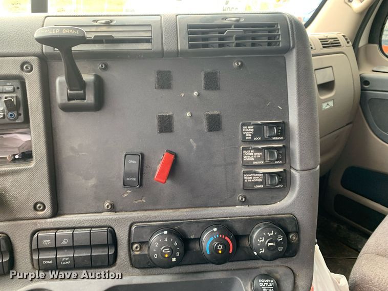 image for item DP8761 2015 Freightliner Cascadia  semi truck