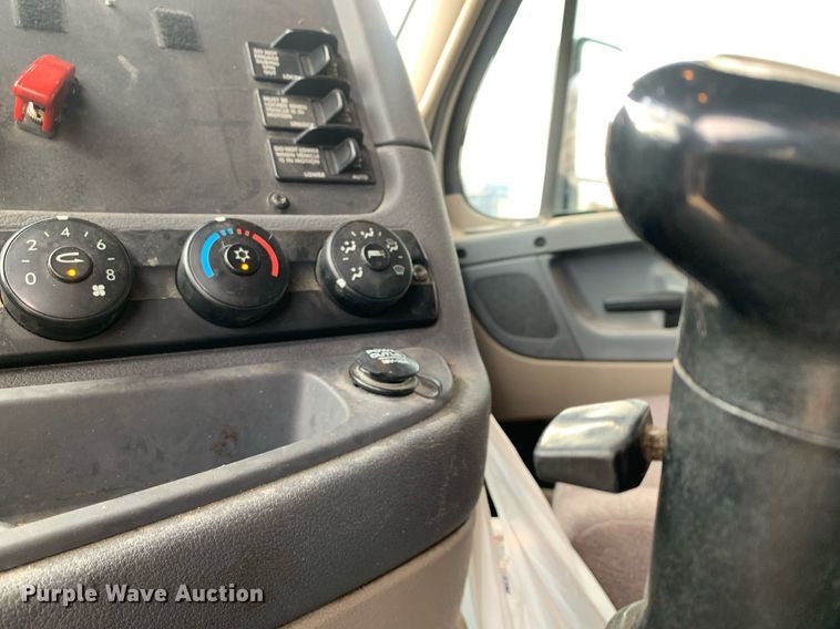 image for item DP8761 2015 Freightliner Cascadia  semi truck