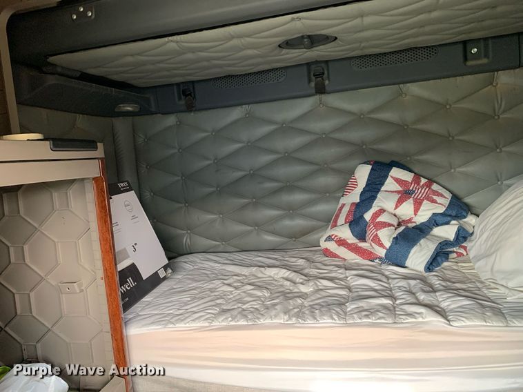 image for item DP8761 2015 Freightliner Cascadia  semi truck