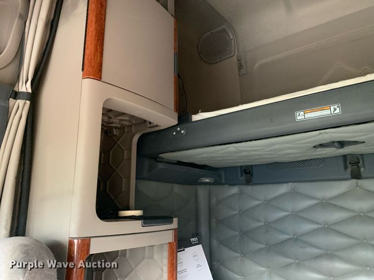 image for item DP8761 2015 Freightliner Cascadia  semi truck