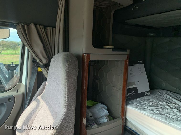 image for item DP8761 2015 Freightliner Cascadia  semi truck