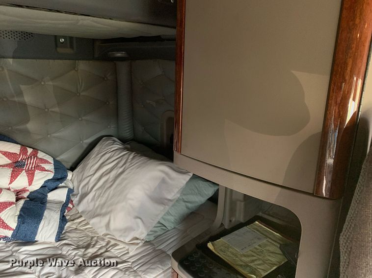 image for item DP8761 2015 Freightliner Cascadia  semi truck