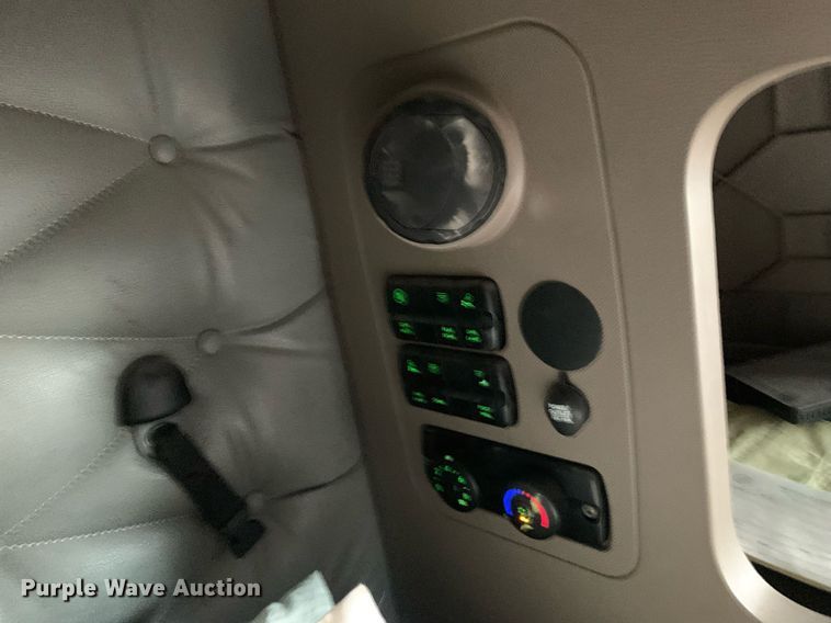 image for item DP8761 2015 Freightliner Cascadia  semi truck