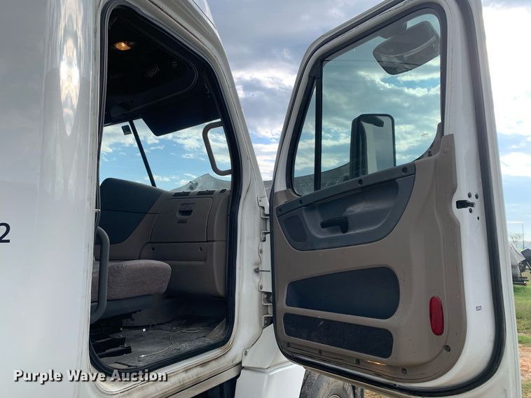 image for item DP8761 2015 Freightliner Cascadia  semi truck