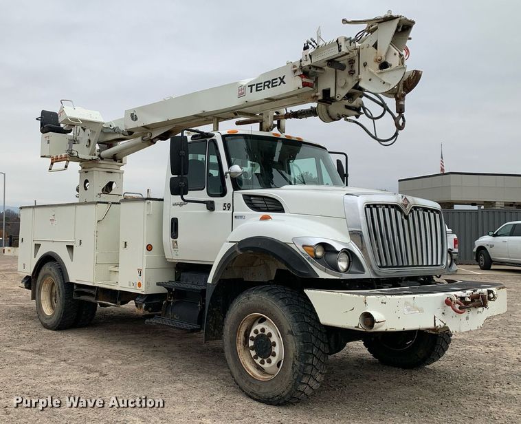 image for item DP8775 2011 International WorkStar 7400  digger derrick truck