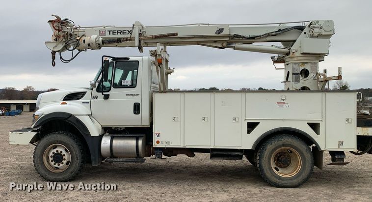 image for item DP8775 2011 International WorkStar 7400  digger derrick truck