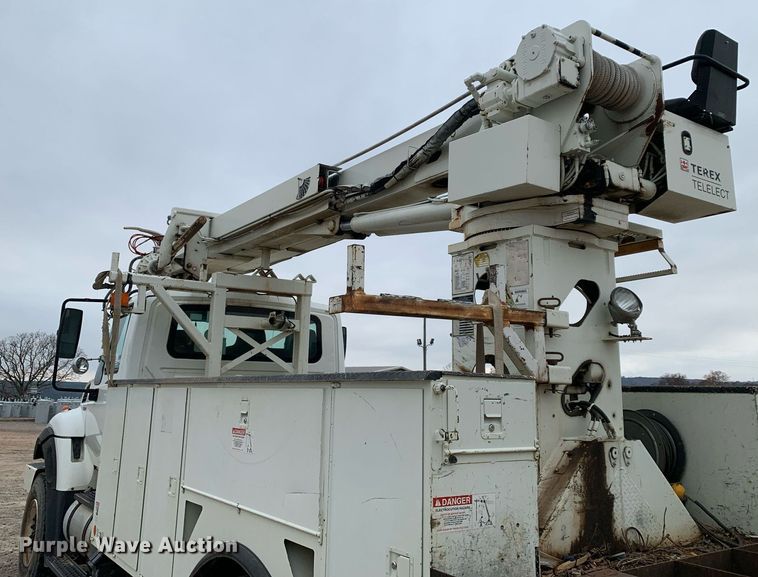 image for item DP8775 2011 International WorkStar 7400  digger derrick truck