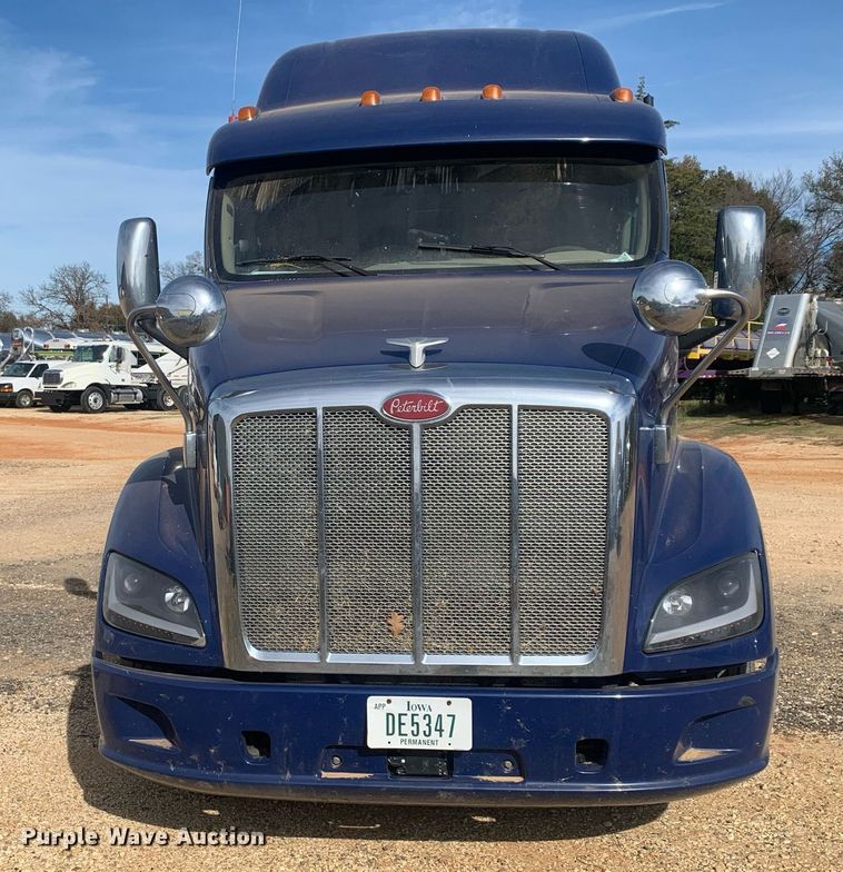 image for item DP8786 2016 Peterbilt 587  semi truck