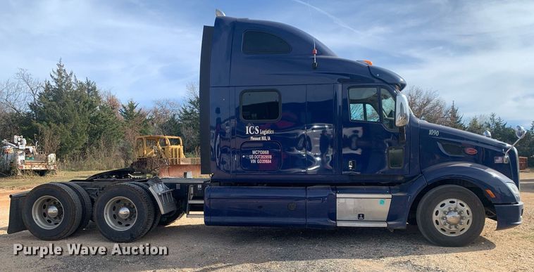 image for item DP8786 2016 Peterbilt 587  semi truck