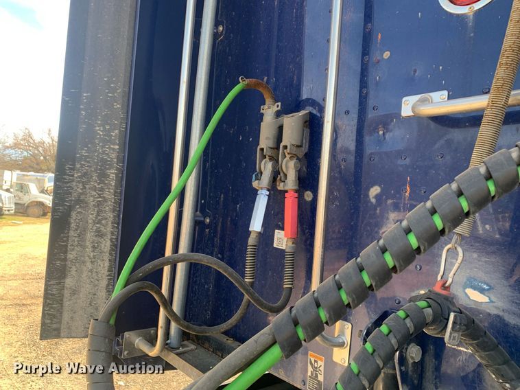 image for item DP8786 2016 Peterbilt 587  semi truck