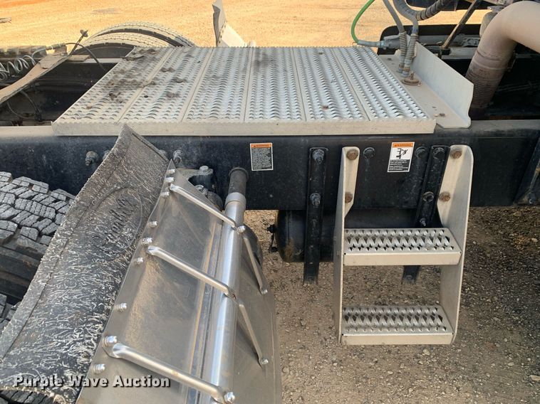 image for item DP8786 2016 Peterbilt 587  semi truck