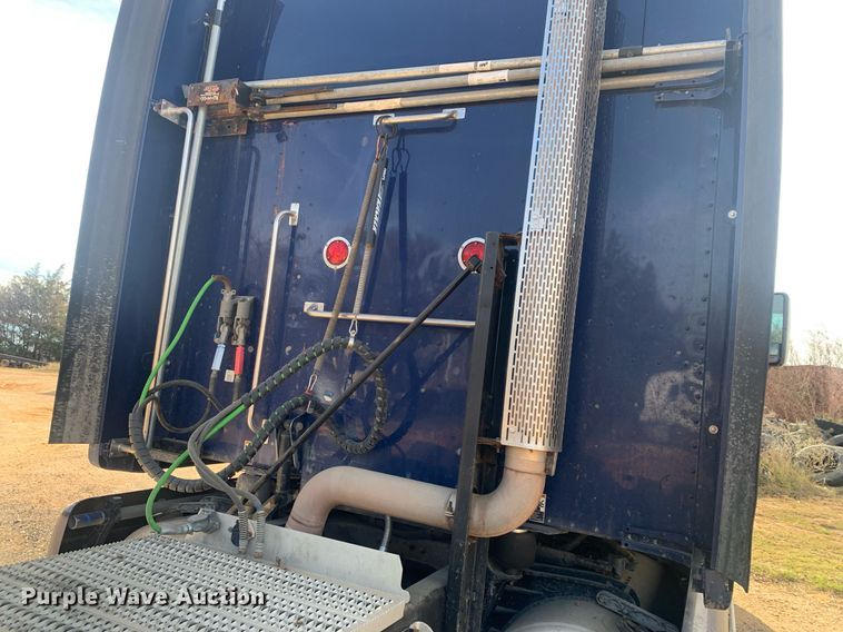 image for item DP8786 2016 Peterbilt 587  semi truck