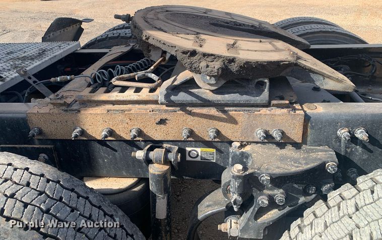 image for item DP8786 2016 Peterbilt 587  semi truck