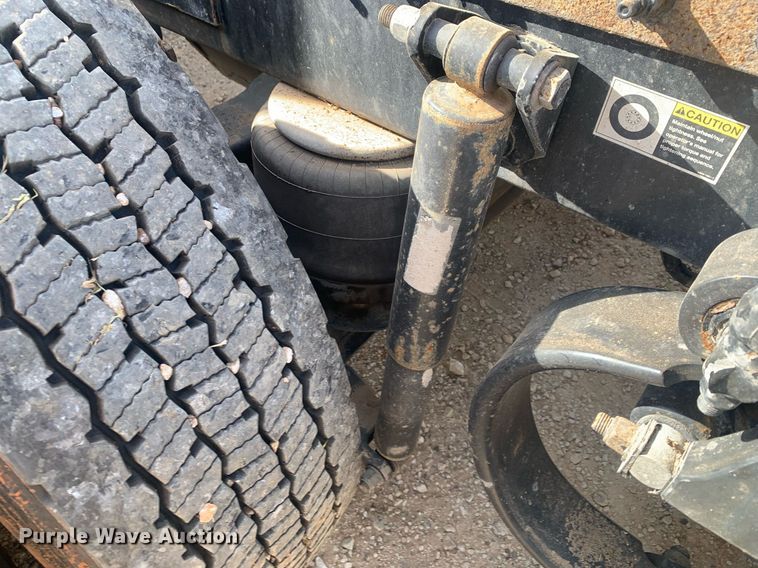 image for item DP8786 2016 Peterbilt 587  semi truck