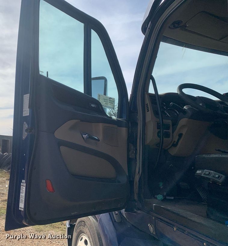 image for item DP8786 2016 Peterbilt 587  semi truck