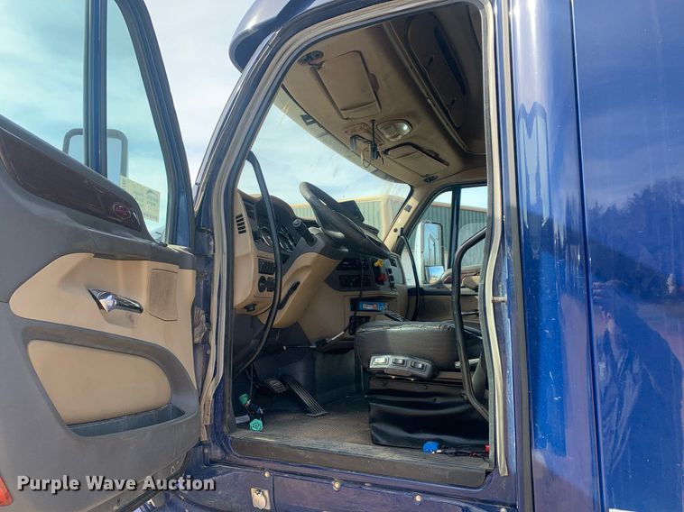 image for item DP8786 2016 Peterbilt 587  semi truck