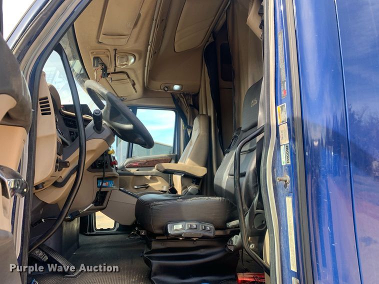 image for item DP8786 2016 Peterbilt 587  semi truck