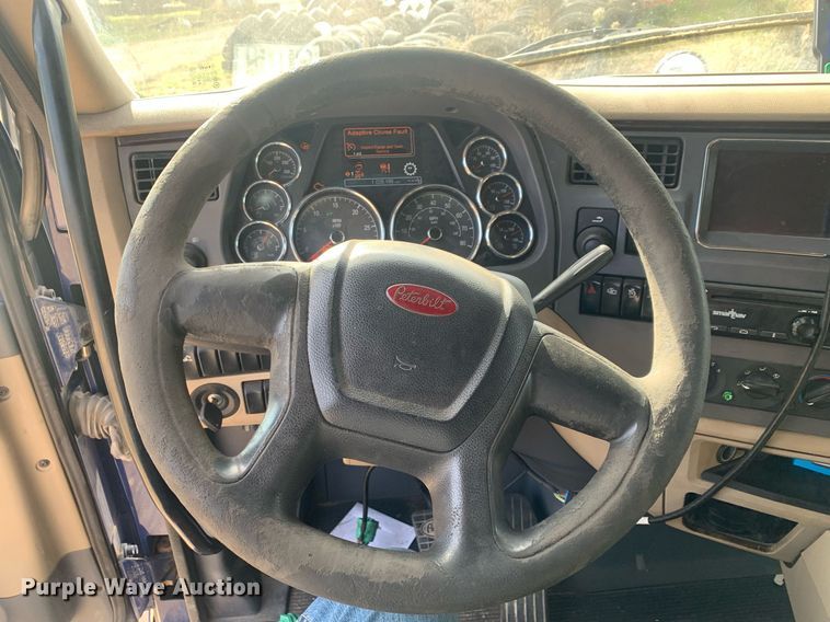 image for item DP8786 2016 Peterbilt 587  semi truck