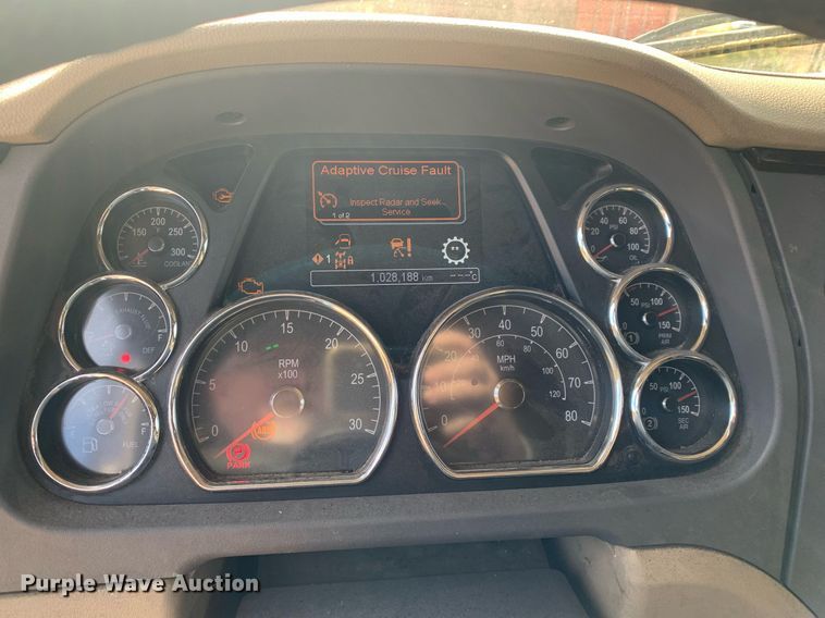 image for item DP8786 2016 Peterbilt 587  semi truck