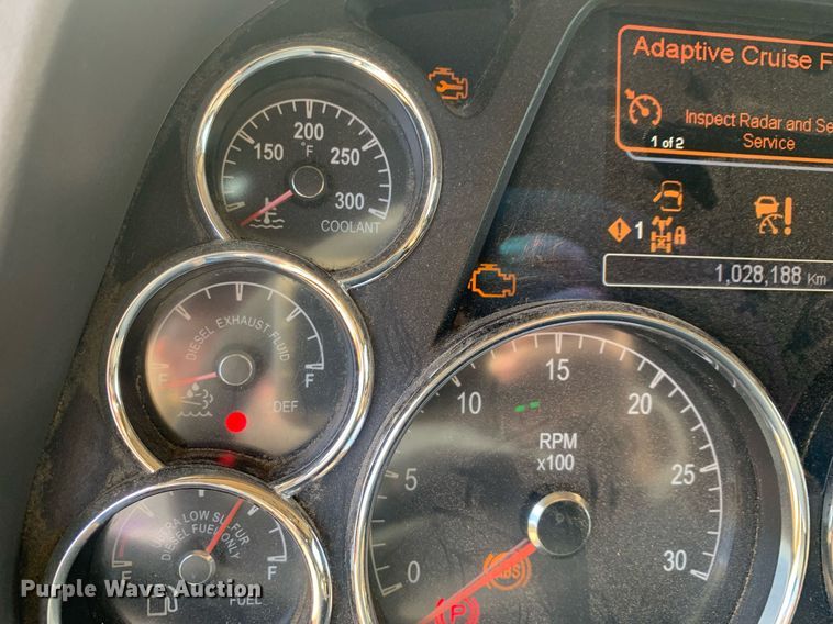 image for item DP8786 2016 Peterbilt 587  semi truck