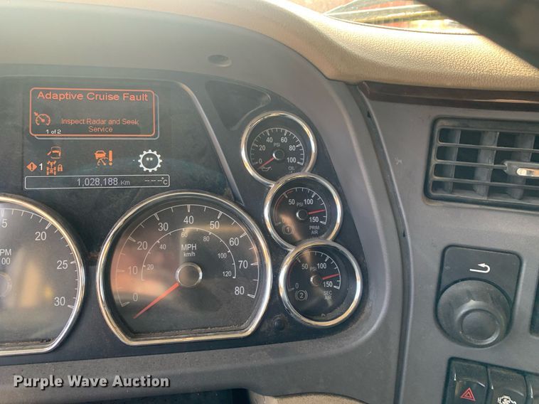 image for item DP8786 2016 Peterbilt 587  semi truck