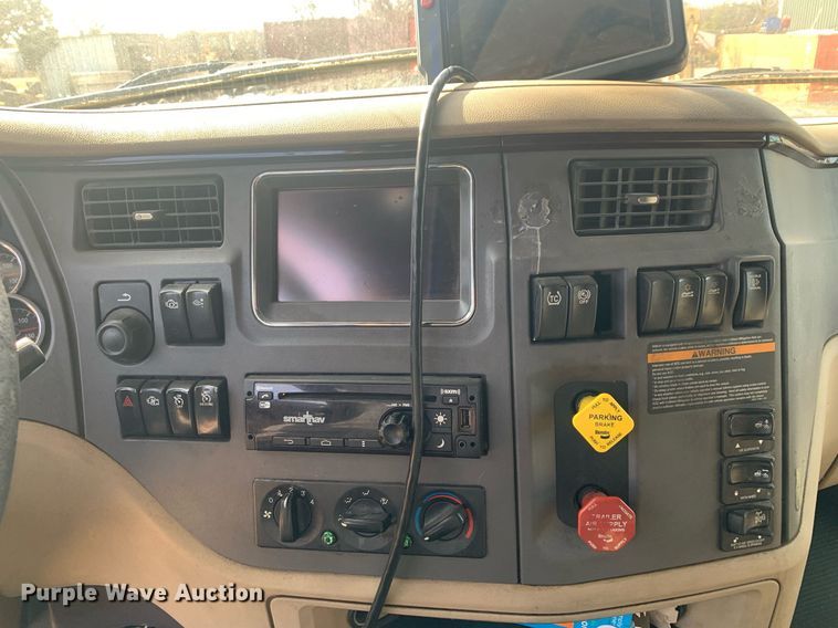 image for item DP8786 2016 Peterbilt 587  semi truck