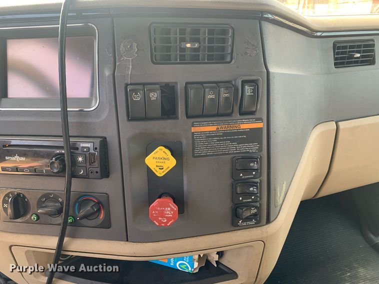 image for item DP8786 2016 Peterbilt 587  semi truck