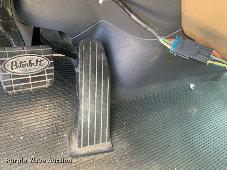 image for item DP8786 2016 Peterbilt 587  semi truck